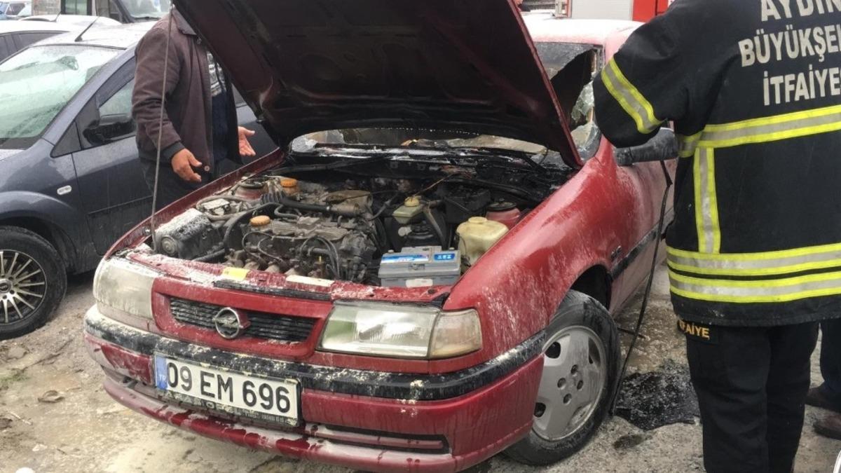Aydın&rsquo;da park halindeki otomobil alev aldı