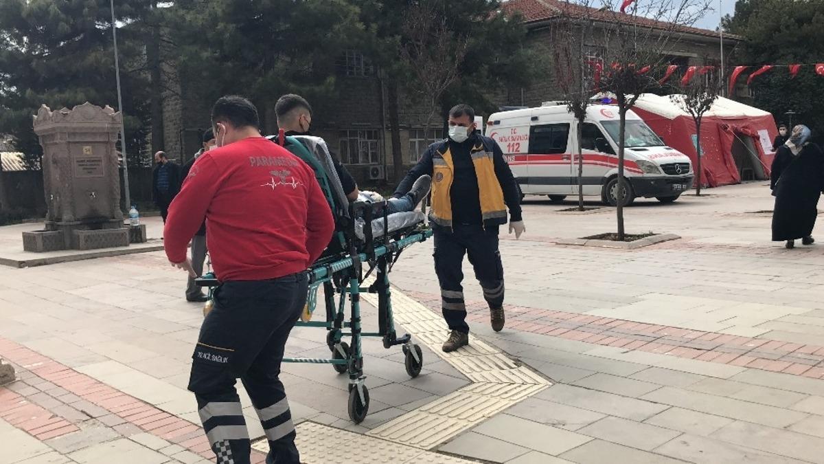 Elazığ&rsquo;da bı&ccedil;aklı kavga, 2 yaralıya ilk m&uuml;dahale aşı &ccedil;adırında yapıldı