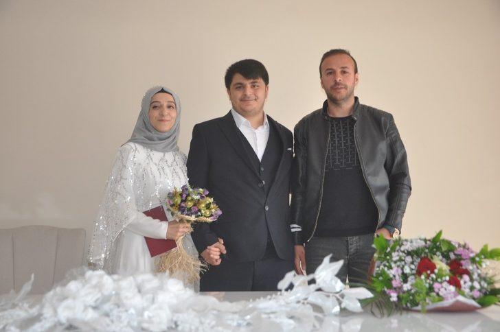 Ordulu sağlıkçı Yüksekova’da nikâh masasına oturdu G2