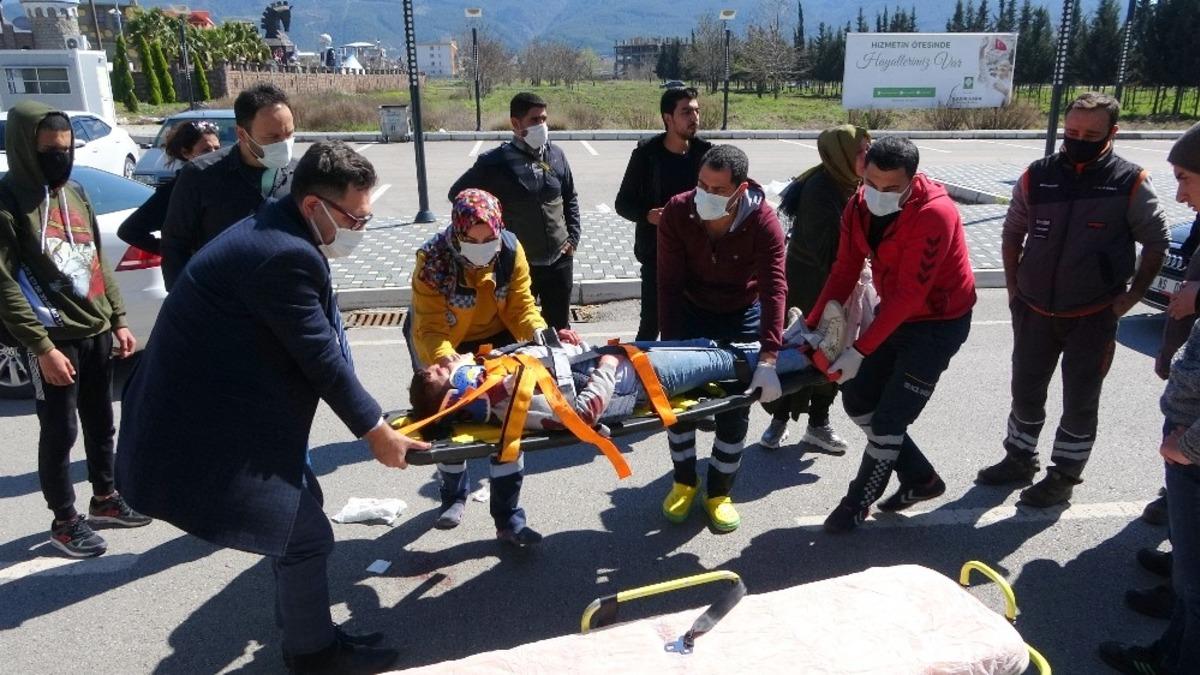 Kaza yapan ailenin yaralı &ccedil;ocuğu kurtarma telaşı