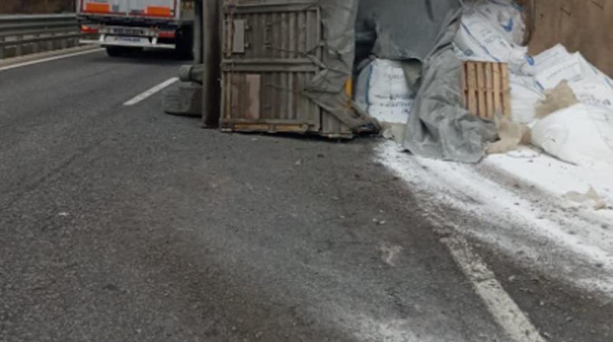 Bor y&uuml;kl&uuml; tır yan yattı: 1 yaralı