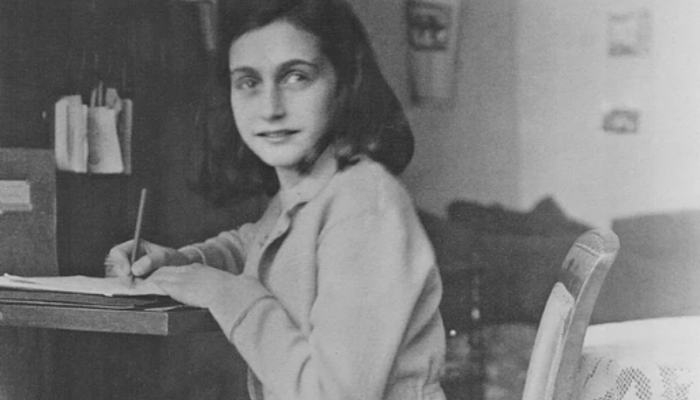 İki yıl boyunca gizli bir bölmede yaşayan ve yazdığı günlüklerle soykırım sembol ismi haline gelen: Anne Frank