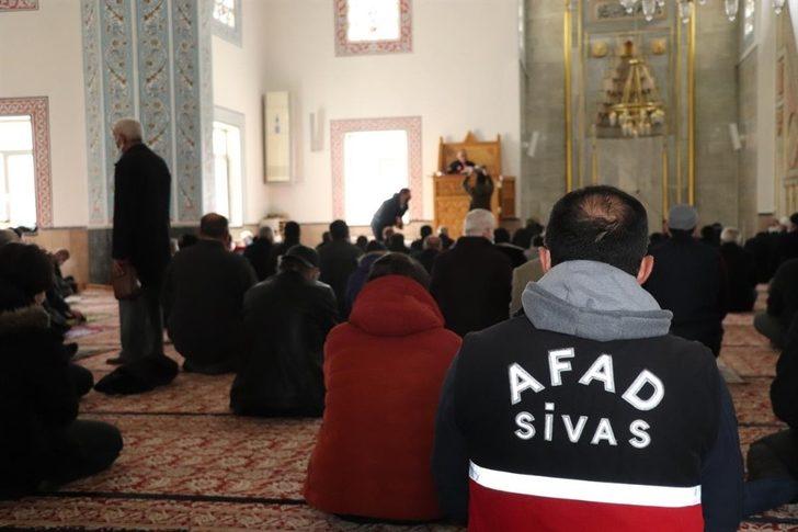 AFAD Müdürü Cuma namazı önceki kürsüden cemaate seslendi G4