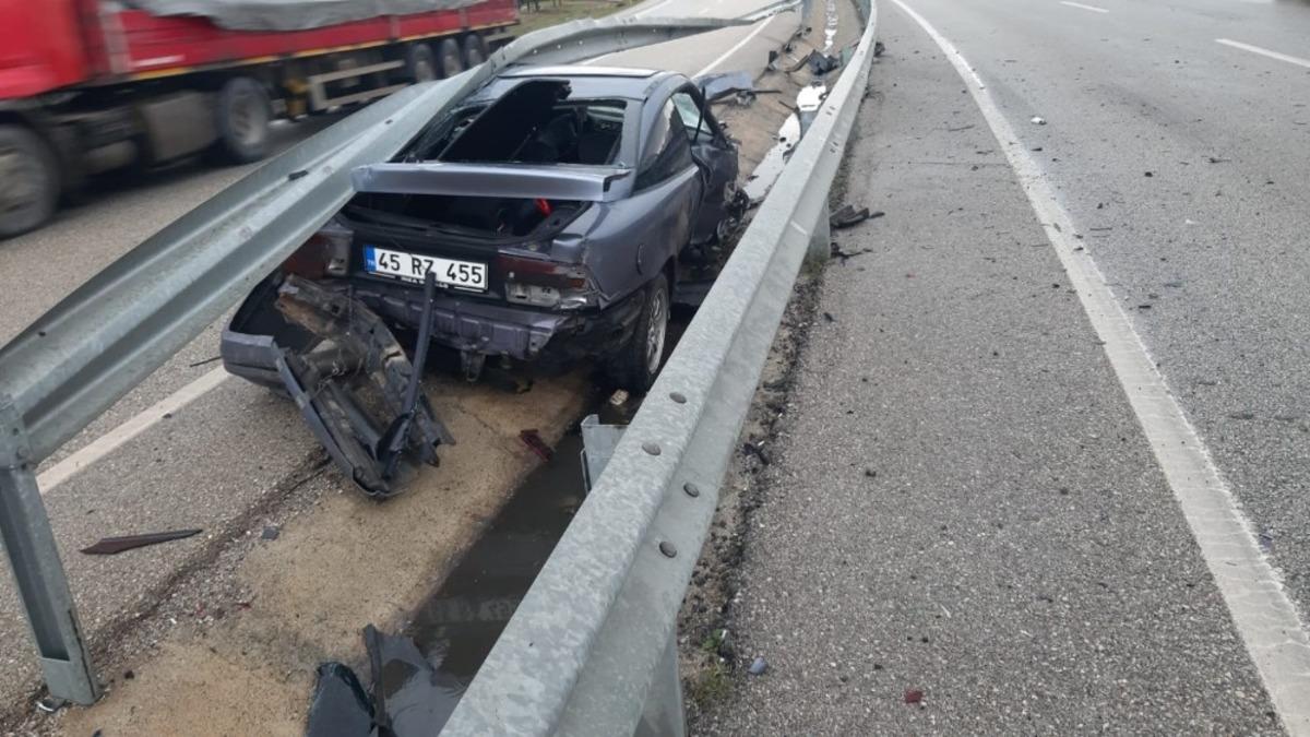 Kontrolden &ccedil;ıkan ara&ccedil; demir bariyerlere &ccedil;arptı