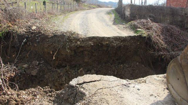 Türkeli’de yol çöktü