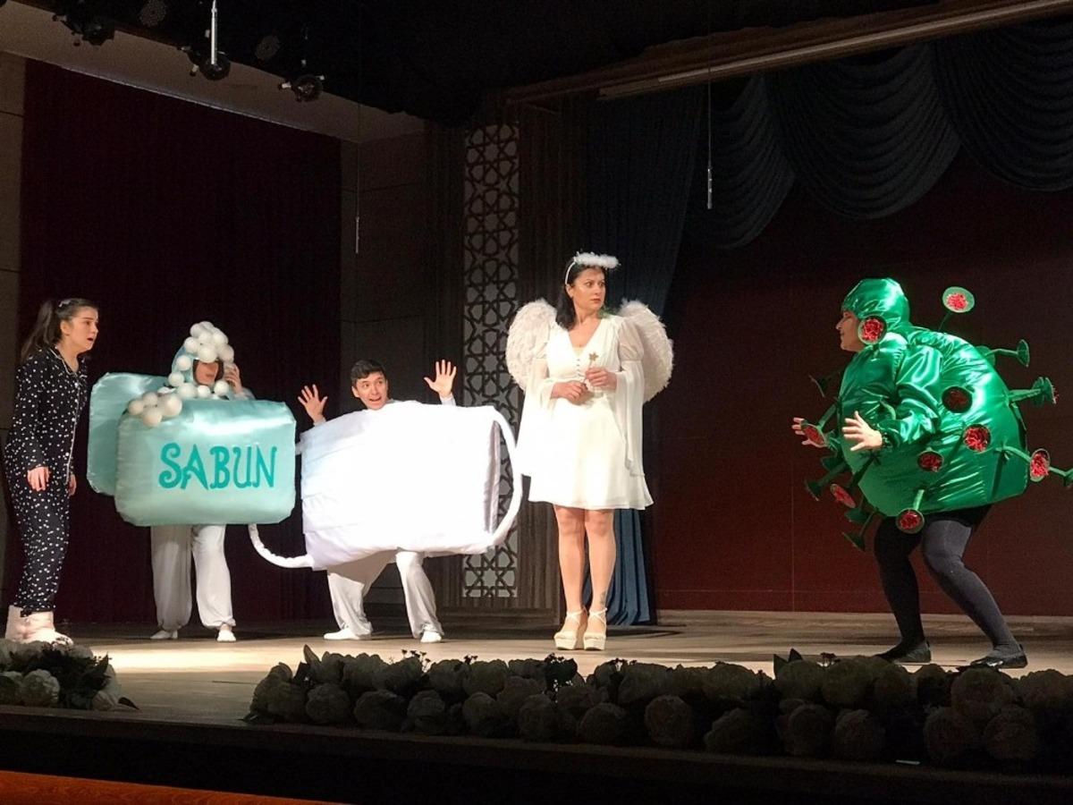 Miniklere korona vir&uuml;s mesajı: &ldquo;Korona değil, biz g&uuml;&ccedil;l&uuml;y&uuml;z&rdquo;