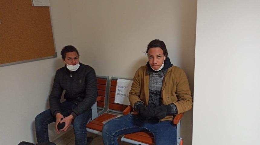 Yurtdışından otomotiv fabrikasına malzeme getiren tırın i&ccedil;inden 2 ka&ccedil;ak &ccedil;ıktı