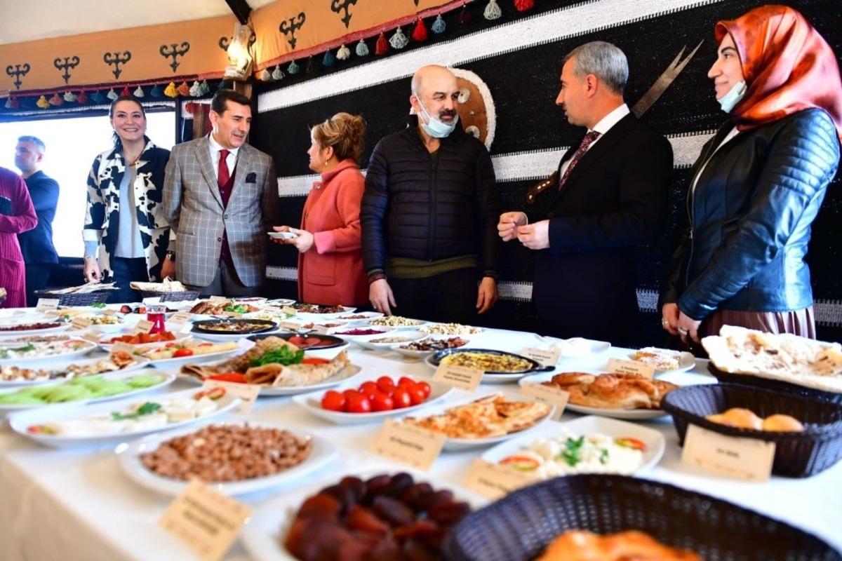 &Ccedil;ınar, &lsquo;kayısı &ccedil;i&ccedil;eği şenliği&rsquo; davetlilerini &Ccedil;ırmıhtı&rsquo;da ağırladı