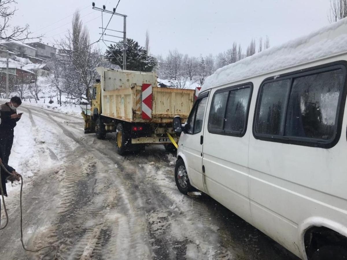 Karda mahsur kalan &ouml;ğrenci servisi kurtarıldı