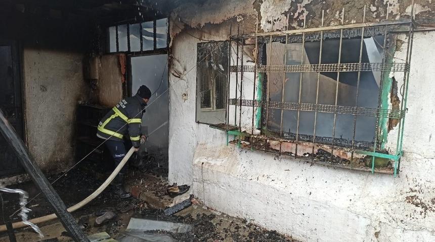 Köy evinde çıkan yangın korkuttu