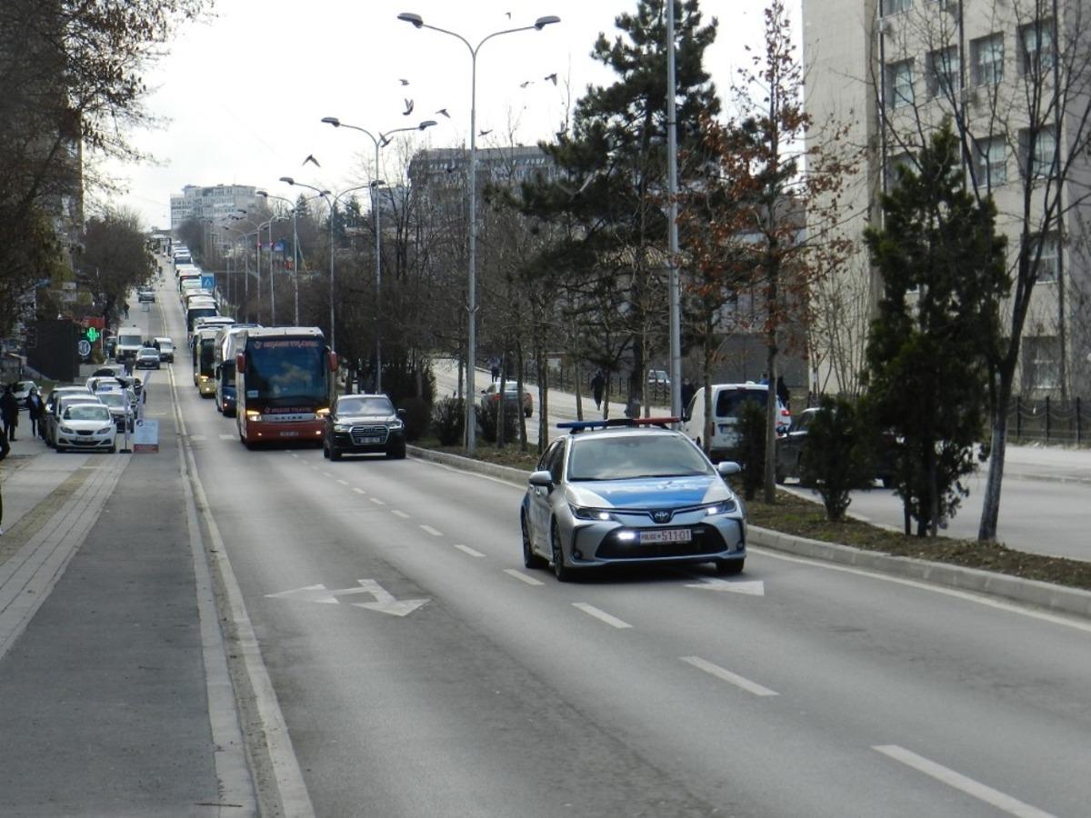 Kosova&rsquo;da otob&uuml;s konvoylu protesto eylemi