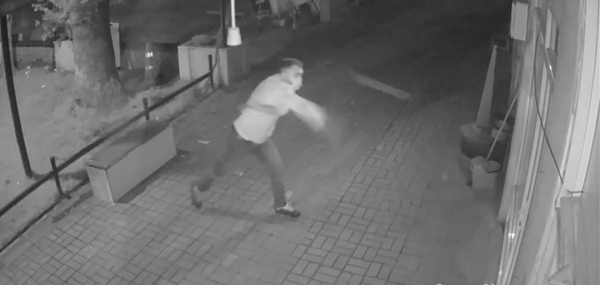 İş yerinin camını taşla kırarak cep telefonlarını &ccedil;aldı