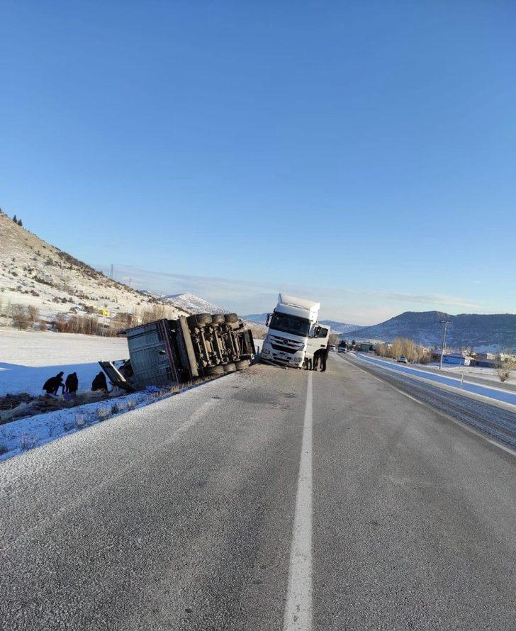 Devrilen tırdan tonlarca fayans tarlaya savruldu G2