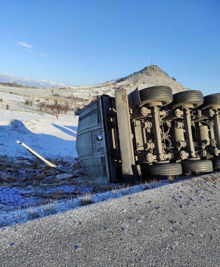 Devrilen tırdan tonlarca fayans tarlaya savruldu G3