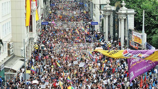 LGBTİ+ bireyler hükümetin yıllar içinde dönüşen politikalarından endişeli: Artık beni koruyacak bir devlet yok 1