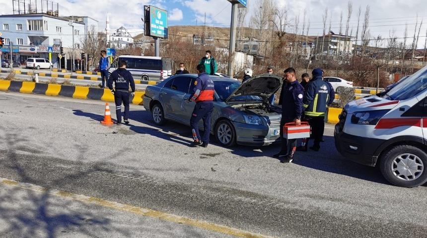 Otomobille kamyonet çarpıştı: 2 yaralı