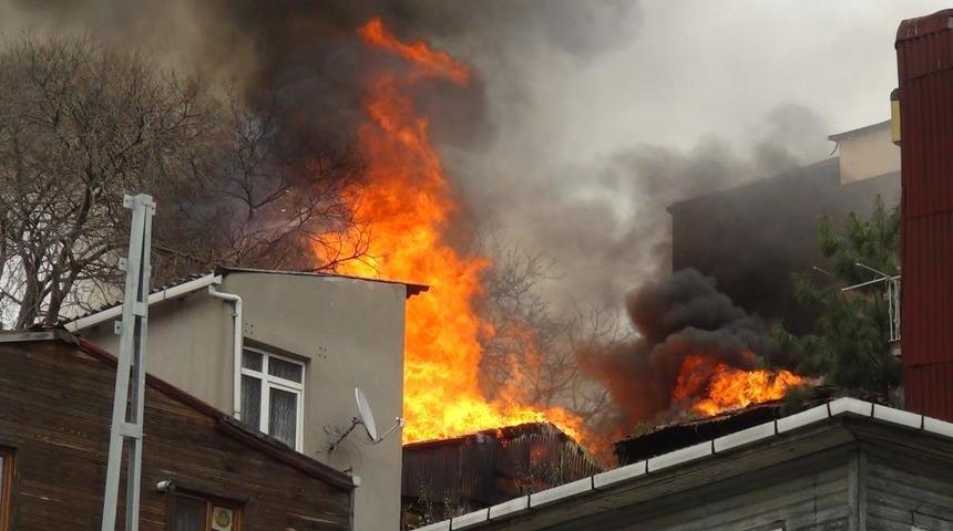Beyoğlu'nda ahşap bina alev alev yandı