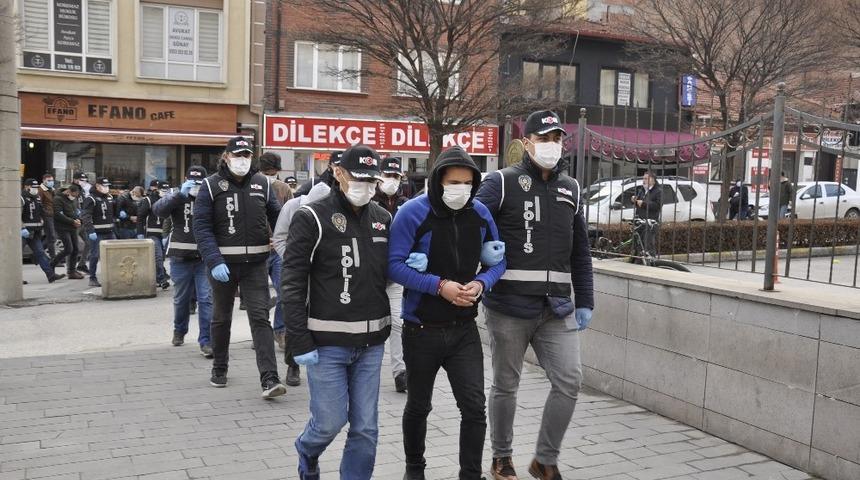 Tefecilikten mahkemeye çıkarılanlardan 1’i tutuklandı