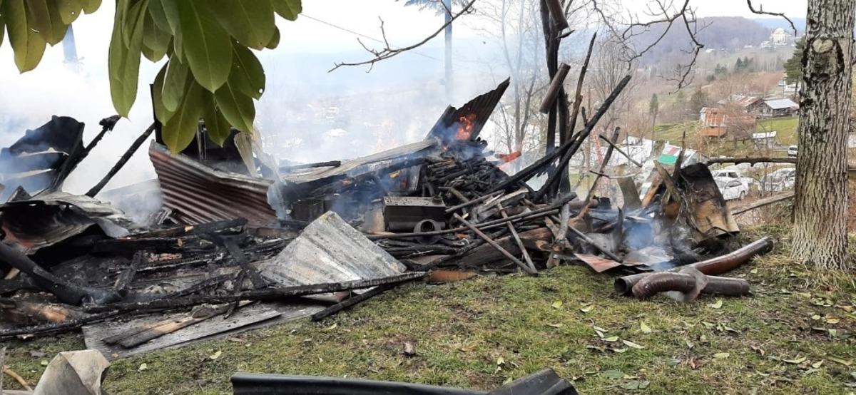 Kazan dairesinde başlayan yangında ev ile samanlık yandı