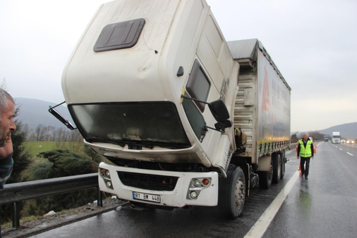 Kozmetik hammaddesi y&uuml;kl&uuml; kamyonda korkutan yangın