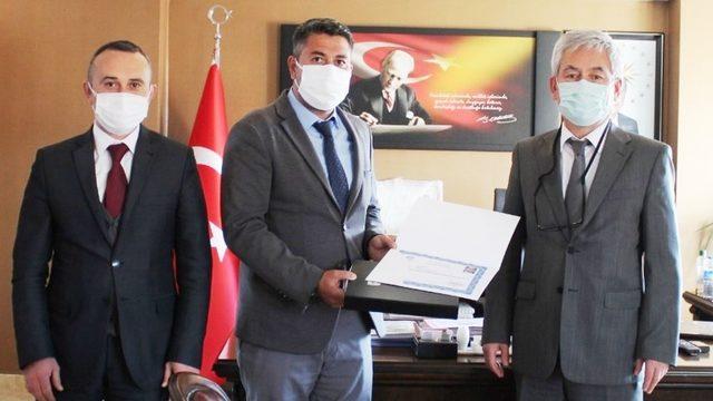 Gömeç’te okul müdürü Akdeniz’e büyük onur