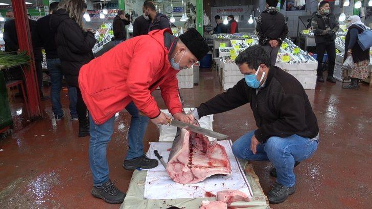 2,5 metre 98 kilogramlık kılıç balığı 1 saatte tükendi G1