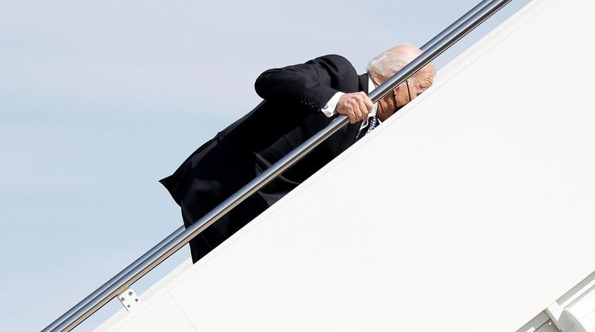 Uçağa binerken defalarca kez düşen Biden hakkında açıklama: Rüzgar yüzünden