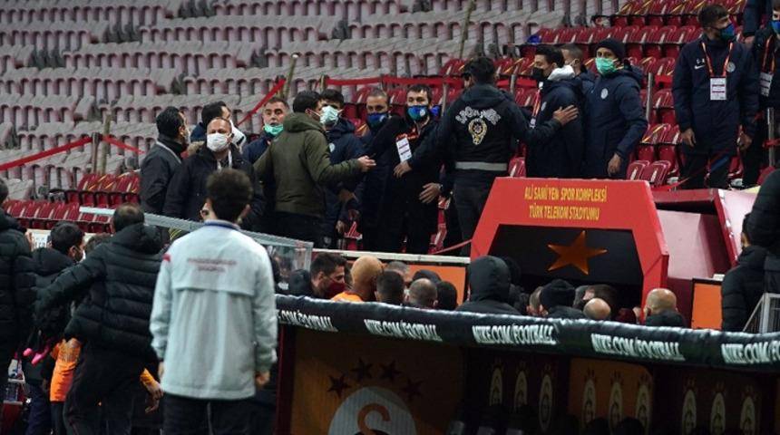 Fatih Terim sinirlerine hakim olamadı! Rizespor tribününe yürüdü