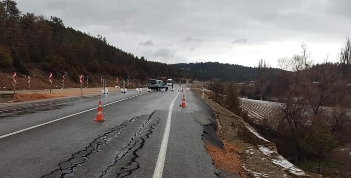 Emet-Tavşanlı karayolunda istinat duvarı g&ouml;&ccedil;t&uuml;