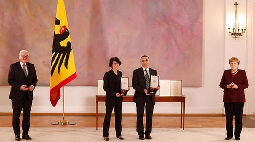 Covid aşıları: Almanya, Dr. &Ouml;zlem T&uuml;reci ve eşi Prof. Dr. Uğur Şahin'e liyakat nişanı verdi