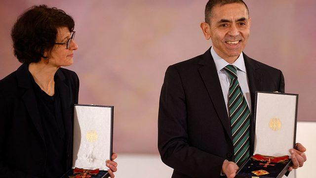 Covid aşıları: Almanya, Dr. &Ouml;zlem T&uuml;reci ve eşi Prof. Dr. Uğur Şahin e liyakat nişanı verdi 1