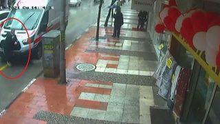 Ambulansın çarptığı engelli şahıs metrelerce sürüklendi