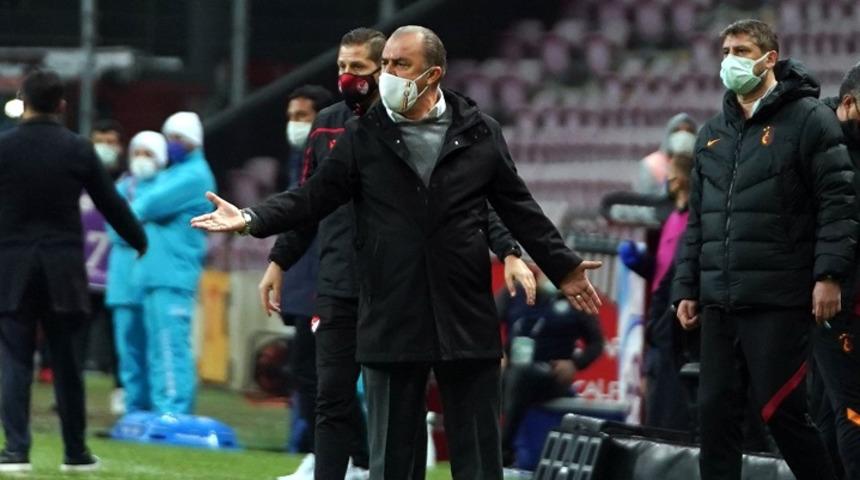 Galatasaray taraftarı tepkili... Luyindama ve Marcao'dan büyük hatalar