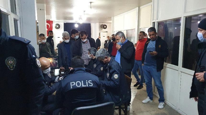 Adana’da kahvehaneye baskın: 37 kişiye sokağa çıkma yasağından ceza kesildi