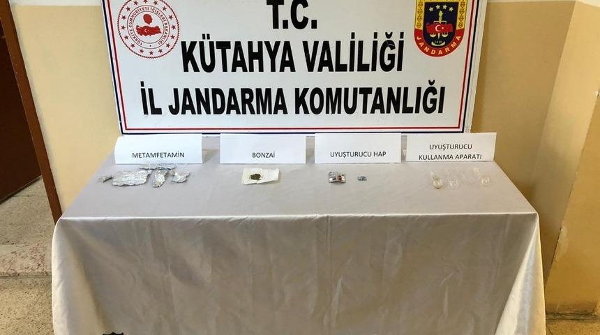 K&uuml;tahya&rsquo;da durdurulan bir ara&ccedil;ta uyuşturucu ele ge&ccedil;ildi: 2 g&ouml;zaltı