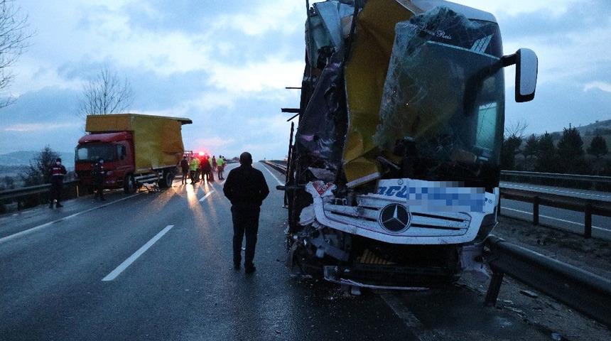 Bolu’da faciadan dönüldü! Yolcu otobüsü arıza yapan kamyona çarptı: 3 yaralı
