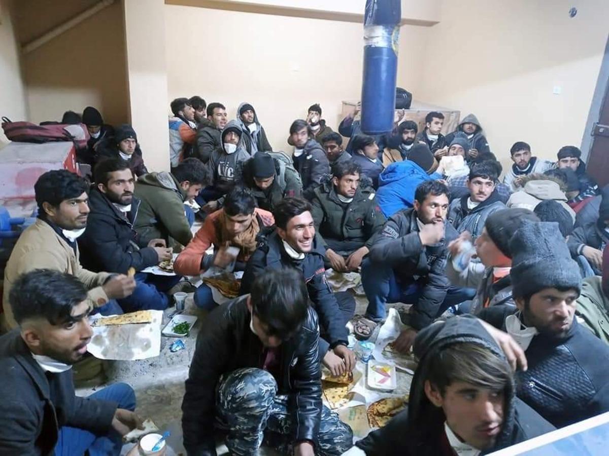 Şanlıurfa&rsquo;da 82 Afgan g&ouml;&ccedil;meni yakalandı: 5 g&ouml;zaltı