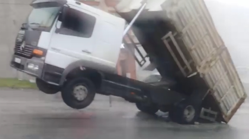 Esenyurt'ta yükü arkaya kayan kamyon şaha kalktı