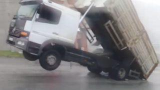 Esenyurt'ta yükü arkaya kayan kamyon şaha kalktı