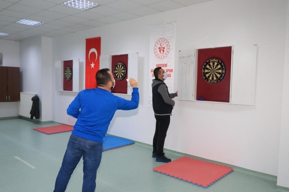 İl M&uuml;d&uuml;r&uuml; Ali İhsan Kabakcı dart m&uuml;sabakasında yarıştı