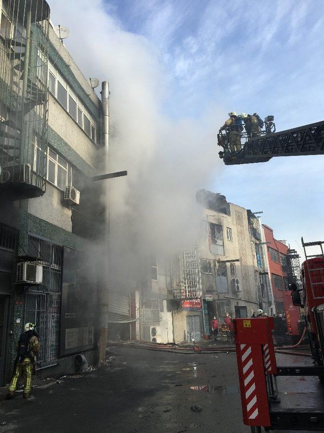 Bayrampaşa&rsquo;da oto tamirhanesinde yangın 1