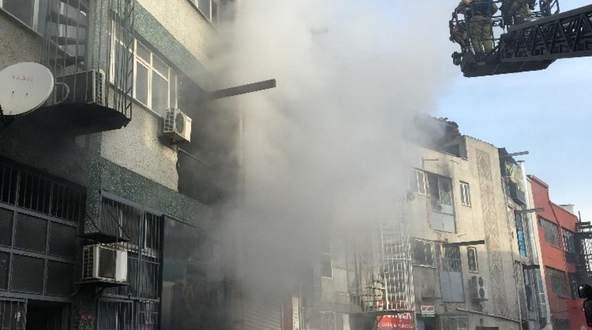Bayrampaşa&rsquo;da oto tamirhanesinde yangın