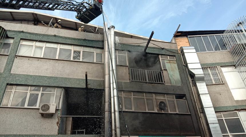 Son Dakika: Bayrampaşa'da oto tamirhanesinde yangın