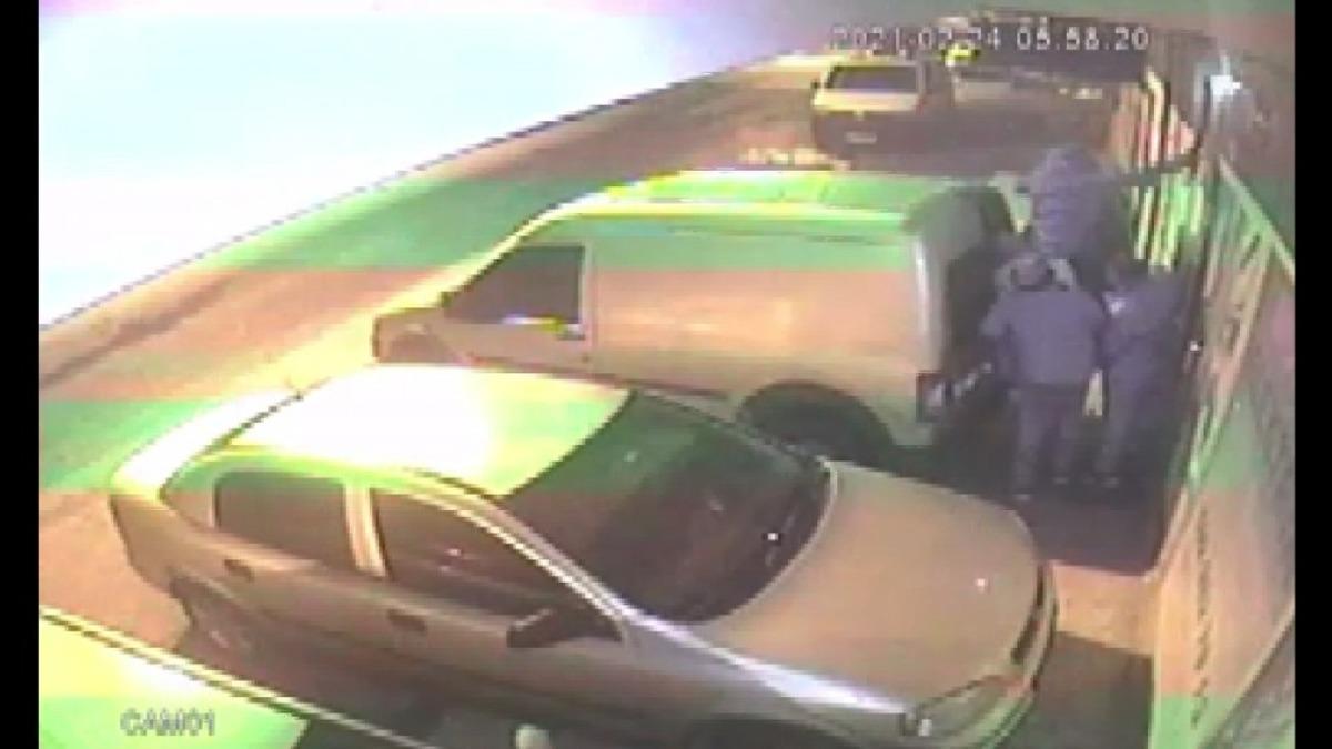 (&Ouml;zel) &Uuml;mraniye&rsquo;de d&uuml;kkan soymaya &ccedil;alışan 5 ş&uuml;pheliye, mahalleliden su m&uuml;dahalesi