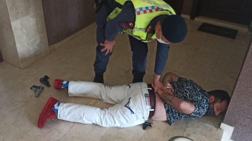 Silahla iş yerini bastı, jandarma enseledi