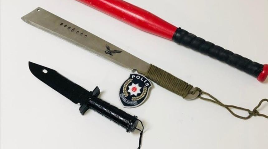 Ters y&ouml;nden ilerleyen ara&ccedil;ta kesici aletler ve sopa bulundu