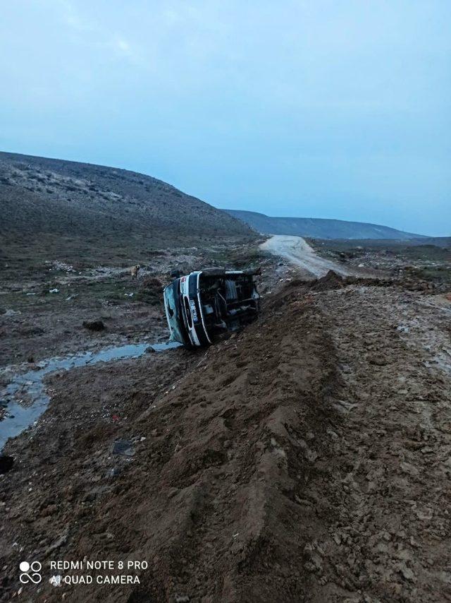 Yağışlı havada çamura dönen yol can aldı