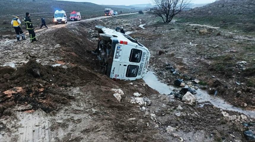 Yağışlı havada &ccedil;amura d&ouml;nen yol can aldı