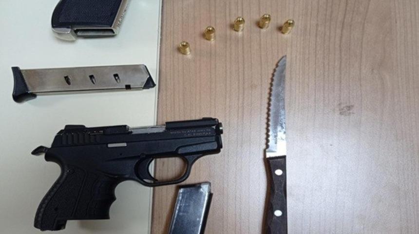 Aranan şahıs 2 adet silah ve bı&ccedil;ak bulunan ara&ccedil;ta yakalandı