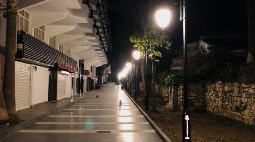 Kuşadası &ccedil;arşılarında aydınlatma &ccedil;alışmaları  başladı